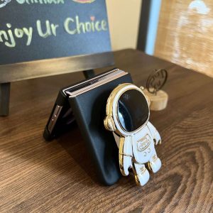 Z Flip 4/3 Case with Astronaut Stand
