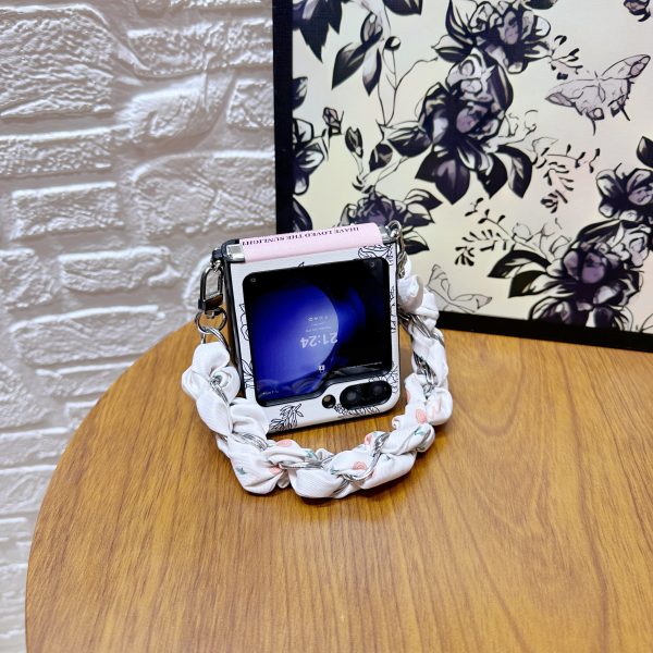 Samsung Galaxy Z Flip 7/6/5 retro black and white flat plant pattern full cover phone case, with the same color silk scarf/bracelet, exquisite line plant pattern phone case - Image 5